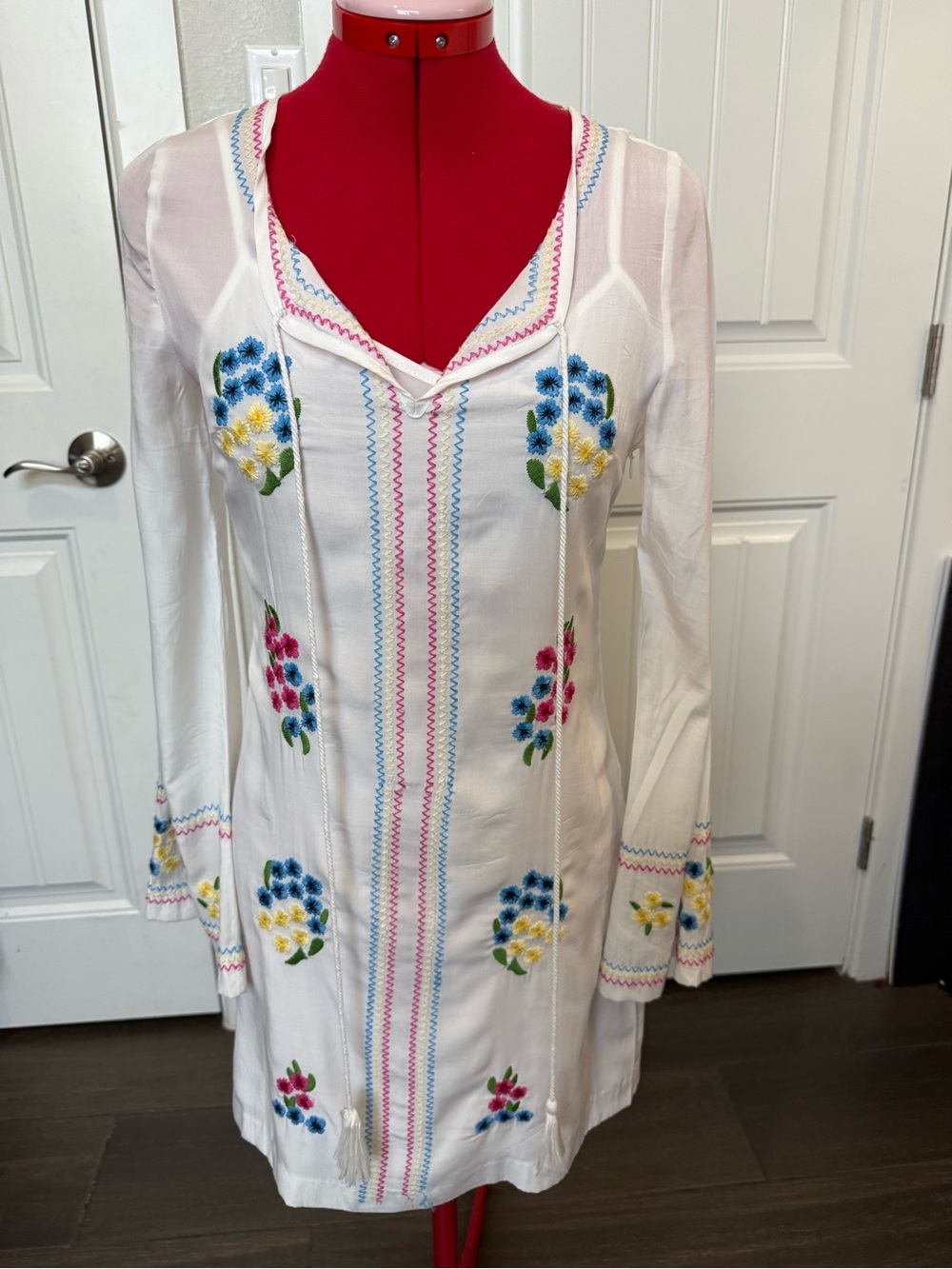 Embroidered White Cotton Tunic Dress with Floral Motif size Small